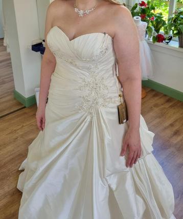 Demetrios deluxe trouwjurk maat 44 – ivoor - met accessoires beschikbaar voor biedingen