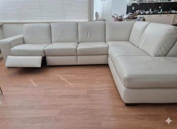 Crème leren hoekbank met relaxfunctie beschikbaar voor biedingen