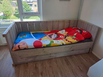 Steigerhout 1 persoons bed met 2 grote opberg lades beschikbaar voor biedingen