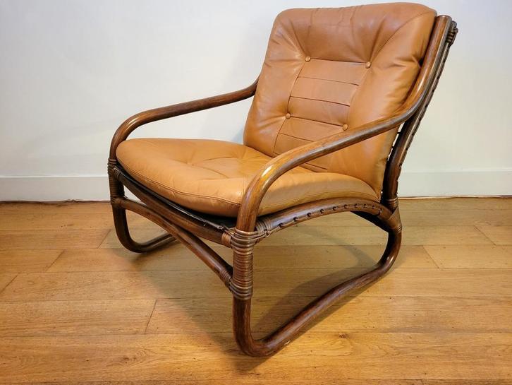 Vintage rotan fauteuil met leren kussens uit 1970, Huis en Inrichting, Fauteuils, Gebruikt, Leer, Riet of Rotan, 50 tot 75 cm