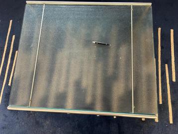 RVS design salontafel met ruwe glasblad (aan 1 kant) beschikbaar voor biedingen