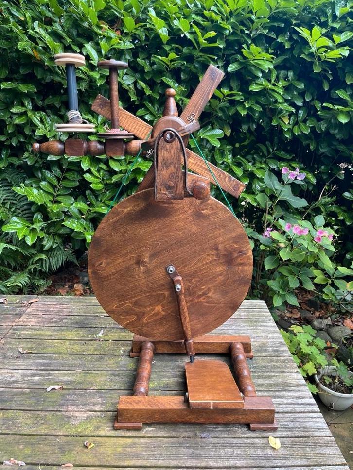 Goed modern spinnewiel met haspel en 3 klossen, Hobby en Vrije tijd, Spinnewielen en Spinnen, Gebruikt, Spinnewiel, Ophalen