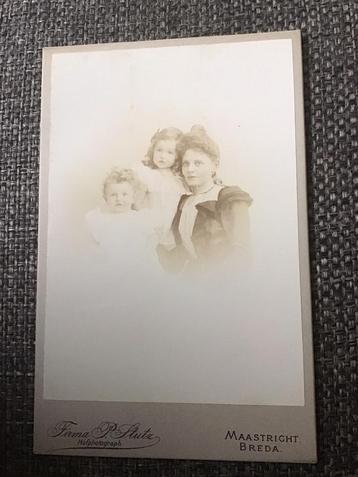 Kabinetfoto, Moeder/Kinderen, P. Stutz, Breda Maastricht beschikbaar voor biedingen