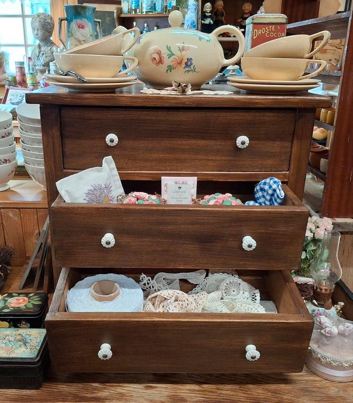 Oud  houten kastje, ladenkastje met porseleinen knopjes., Antiek en Kunst, Curiosa en Brocante, Ophalen of Verzenden