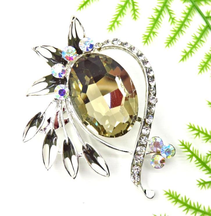 Deze broche heeft een grote bruine strass steen., Sieraden, Tassen en Uiterlijk, Broches, Nieuw, Overige materialen, Bruin, Met strass