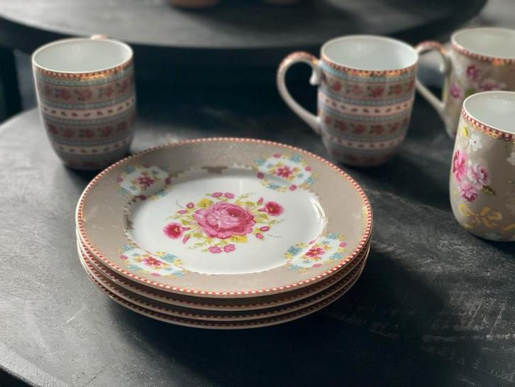 Pip studio Servies  - 4 kopjes met schotel, Huis en Inrichting, Keuken | Servies, Zo goed als nieuw, Bord(en), Overige stijlen