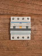 Hager aardlekautomaat B25 / 0,03A (30mA) 3P+N, Hobby en Vrije tijd, Ophalen of Verzenden, Zo goed als nieuw