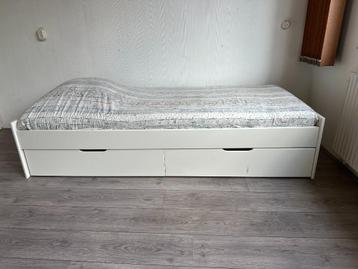 Eenpersoonsbed met losse lades beschikbaar voor biedingen