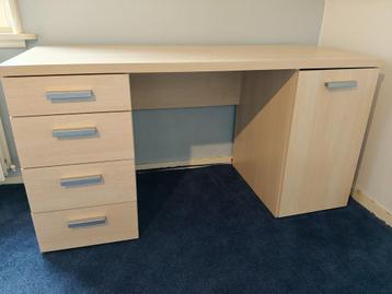 Bureau met bergruimte beschikbaar voor biedingen