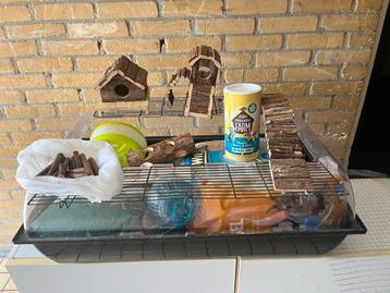Grote hamsterkooi met veel accessoires beschikbaar voor biedingen