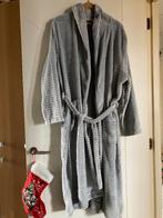 Nieuwe grijze dames badjas fleece lang - maat L / XL, Kleding | Dames, Pyjama's, Ophalen of Verzenden, Nieuw, Maat 46/48 (XL) of groter