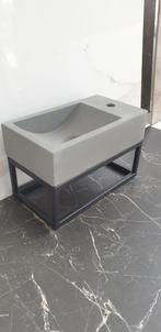 Fontein beton met onder beugel, Huis en Inrichting, Badkamer | Badkamermeubels, Ophalen of Verzenden, Zo goed als nieuw, 25 tot 50 cm