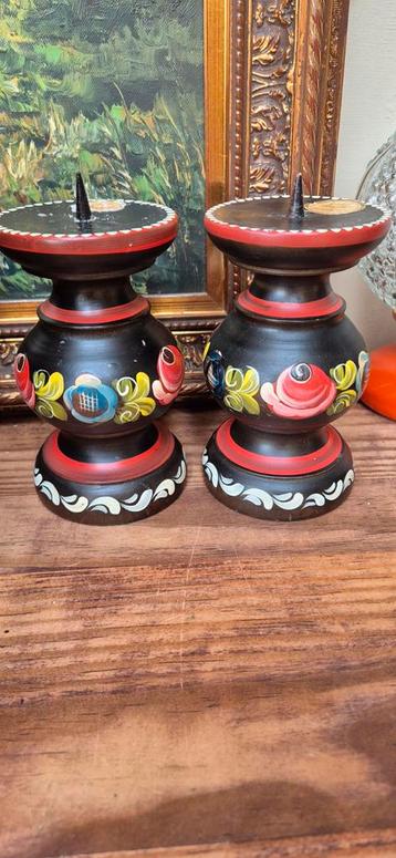 Vintage Handbeschilderde Houten Kandelaars Set beschikbaar voor biedingen