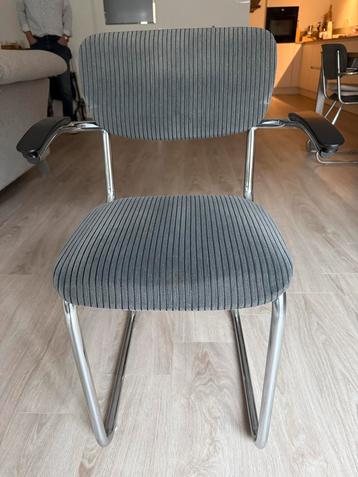 6  Gispen lijkende oude  stoelen, grijs ribstof beschikbaar voor biedingen