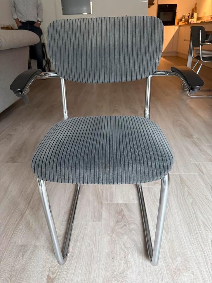 6  Gispen lijkende oude  stoelen, grijs ribstof, Huis en Inrichting, Stoelen, Gebruikt, Vijf, Zes of meer stoelen, Metaal, Grijs