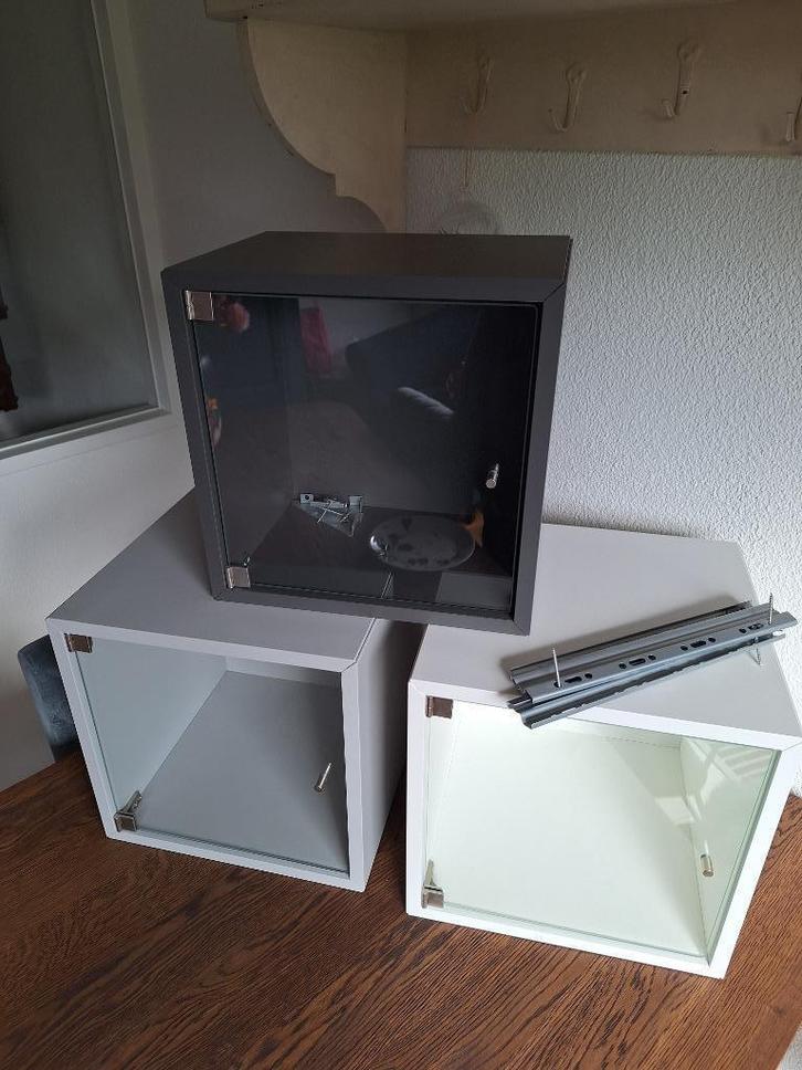 Eket kubus kastjes met glazen deurtjes, Huis en Inrichting, Kasten | Vitrinekasten, Zo goed als nieuw, Minder dan 100 cm, Minder dan 50 cm