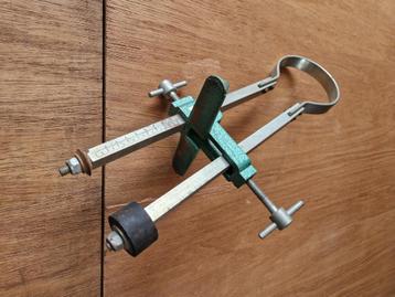 tegelsnijder beschikbaar voor biedingen
