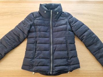 Heerlijk draagbare tussen/winterjas met leuke rits accenten. beschikbaar voor biedingen