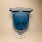 Mooie mondgeblazen vaas, blauwe kelk met transparant voetje, Huis en Inrichting, Woonaccessoires | Vazen, Overige kleuren, Ophalen of Verzenden