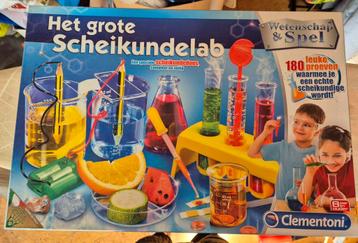 Het grote scheikundelab beschikbaar voor biedingen