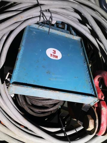 2 complete elektrische lieren  3 ton beschikbaar voor biedingen