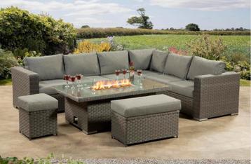 Luxe Wicker Loungeset met Vuurtafel beschikbaar voor biedingen