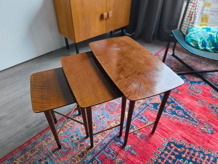 Vintage mid century modern design bijzettafels, Huis en Inrichting, Tafels | Bijzettafels, Rond, Minder dan 55 cm, Hout, Ophalen of Verzenden