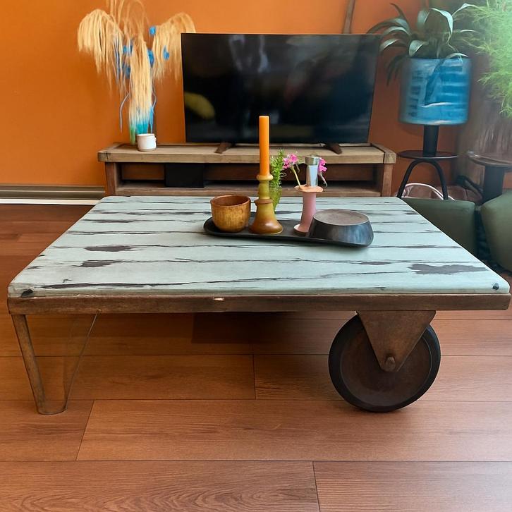Industriële Salontafel op Wielen nu €25, Huis en Inrichting, Tafels | Salontafels, Gebruikt, Minder dan 50 cm, 100 tot 150 cm
