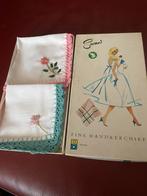 Oud doosje met twee omhaakte zakdoeken, Ophalen of Verzenden, Zo goed als nieuw, Overige onderwerpen