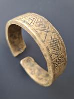 Afrikaanse bronzen armband Ethiopië d= 7,5cm buitenwerks, Antiek en Kunst, Ophalen of Verzenden
