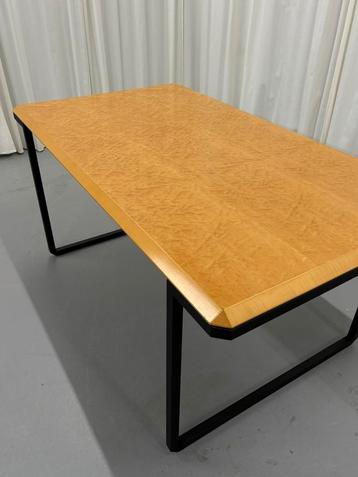 Uitschuifbare design eettafel notenhout beschikbaar voor biedingen