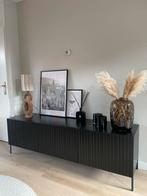 Woood Gravure TV Meubel - Zwart Grenenhout, Huis en Inrichting, Kasten | Dressoirs, Ophalen, 100 tot 150 cm, Zo goed als nieuw