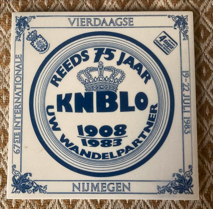 Vierdaagse Tegel KNBLO 75 Jaar 1983, Antiek en Kunst, Antiek | Wandborden en Tegels, Ophalen of Verzenden