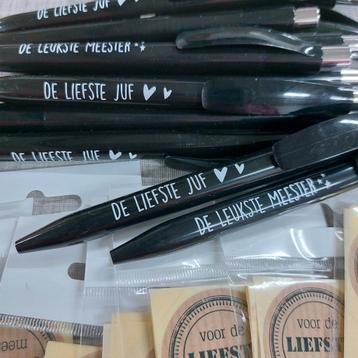 Pennen en stickers juf en meester (restpartij) beschikbaar voor biedingen