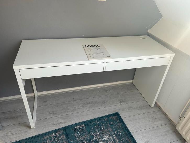 2x IKEA Micke Bureau 140x50 - Gebruikt, Huis en Inrichting, Bureaus, Gebruikt, Bureau, Ophalen