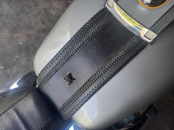 GEZOCHT,  leder dashpanel, tank cover, deksel luchtf. huis. beschikbaar voor biedingen