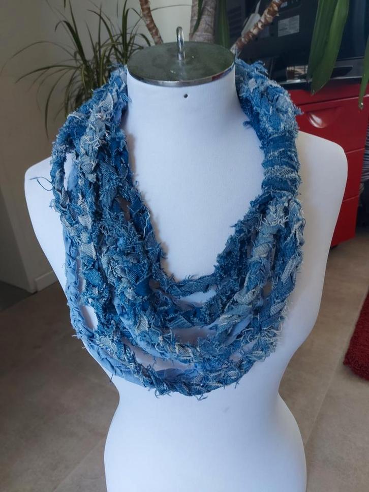 Handgemaakte sjaal van denimstof, Kleding | Dames, Mutsen, Sjaals en Handschoenen, Nieuw, Sjaal, Maat 46/48 (XL) of groter, Ophalen of Verzenden