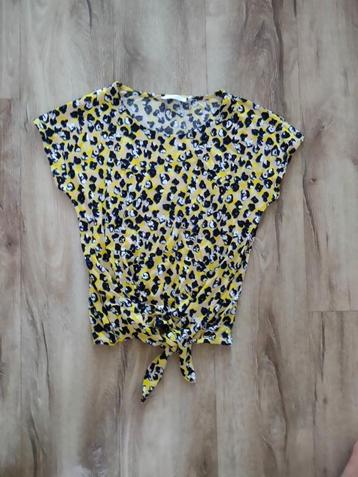 Mooie gele top met knoop van Distrikt Norrebro, L. Panter. beschikbaar voor biedingen