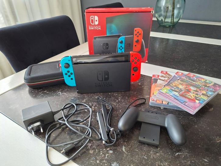 Nintendo Switch Blauw/Rood + Games + SD kaart, Spelcomputers en Games, Games | Nintendo Switch, Zo goed als nieuw, Overige genres