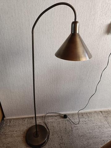 Koperkleurige/ messing staande vloerlamp  beschikbaar voor biedingen