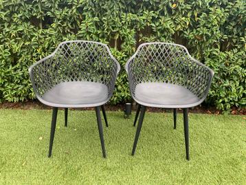 2 kuipstoelen kunststof tuinstoelen zwart beschikbaar voor biedingen
