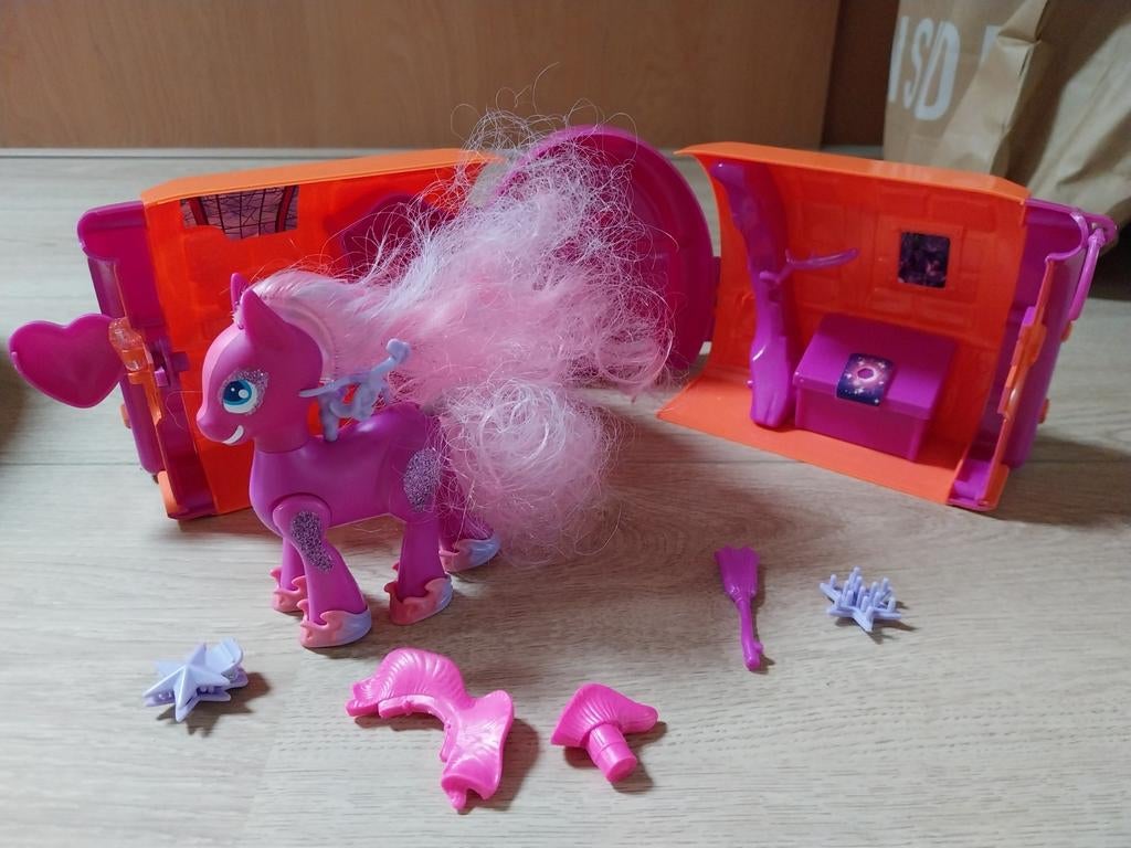 Ponypaardje + stal en assecoires, Ophalen of Verzenden, Zo goed als nieuw