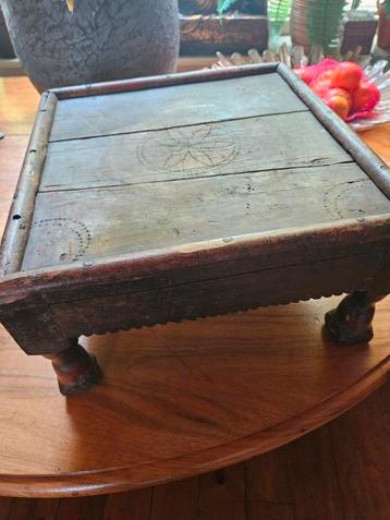 Klein Antiek Tafeltje met Houten Inlegwerk beschikbaar voor biedingen