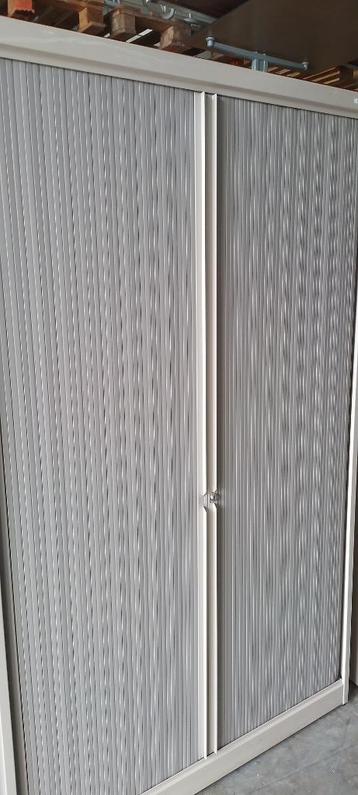 Stalen kasten beschikbaar voor biedingen