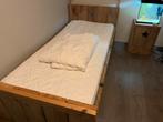 Steigerhouten bed, Ophalen, 70 tot 85 cm, Zo goed als nieuw, Matras