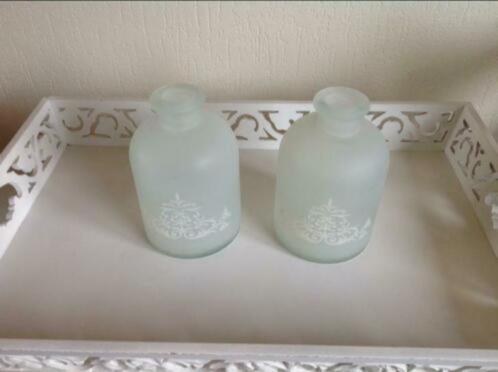 2 witte vazen met klassieke opdruk 2 x witte vaas 18 cm glas, Huis en Inrichting, Woonaccessoires | Vazen, Zo goed als nieuw, Wit