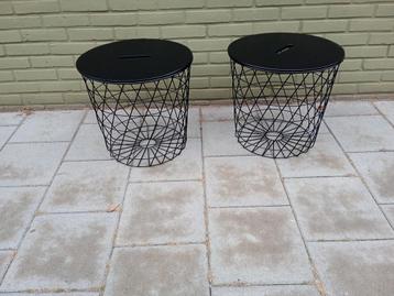2 zwarte metalen draadmanden,opberg tafels €10,00 samen  beschikbaar voor biedingen