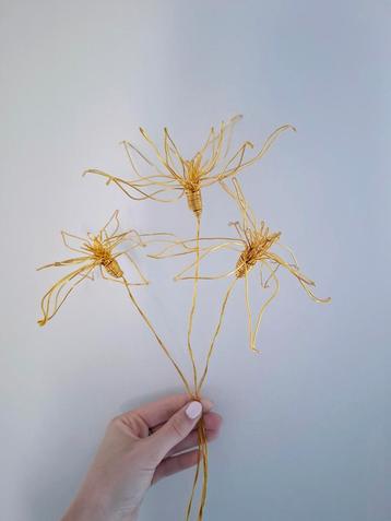 Gouden kunstbloemen beschikbaar voor biedingen