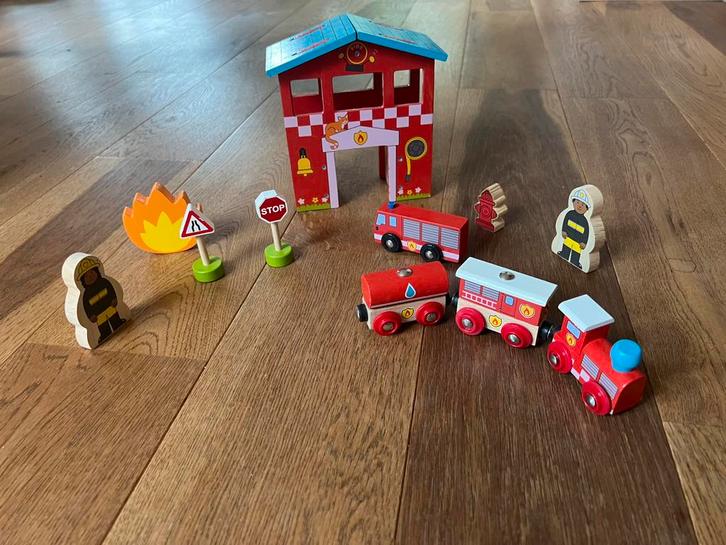 Bigjigs Houten Brandweerkazerne Speelset voor Brio treinsets, Kinderen en Baby's, Speelgoed | Houten speelgoed, Gebruikt, Overige typen