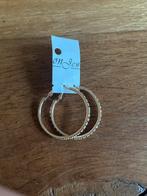 Gouden Oorbellen met nep diamanten, Hangers, Nieuw, Ophalen of Verzenden, Met edelsteen